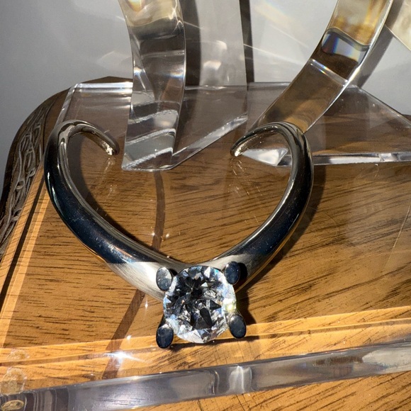 Louis Vuitton Silver V Necklace - Picture 4 of 13